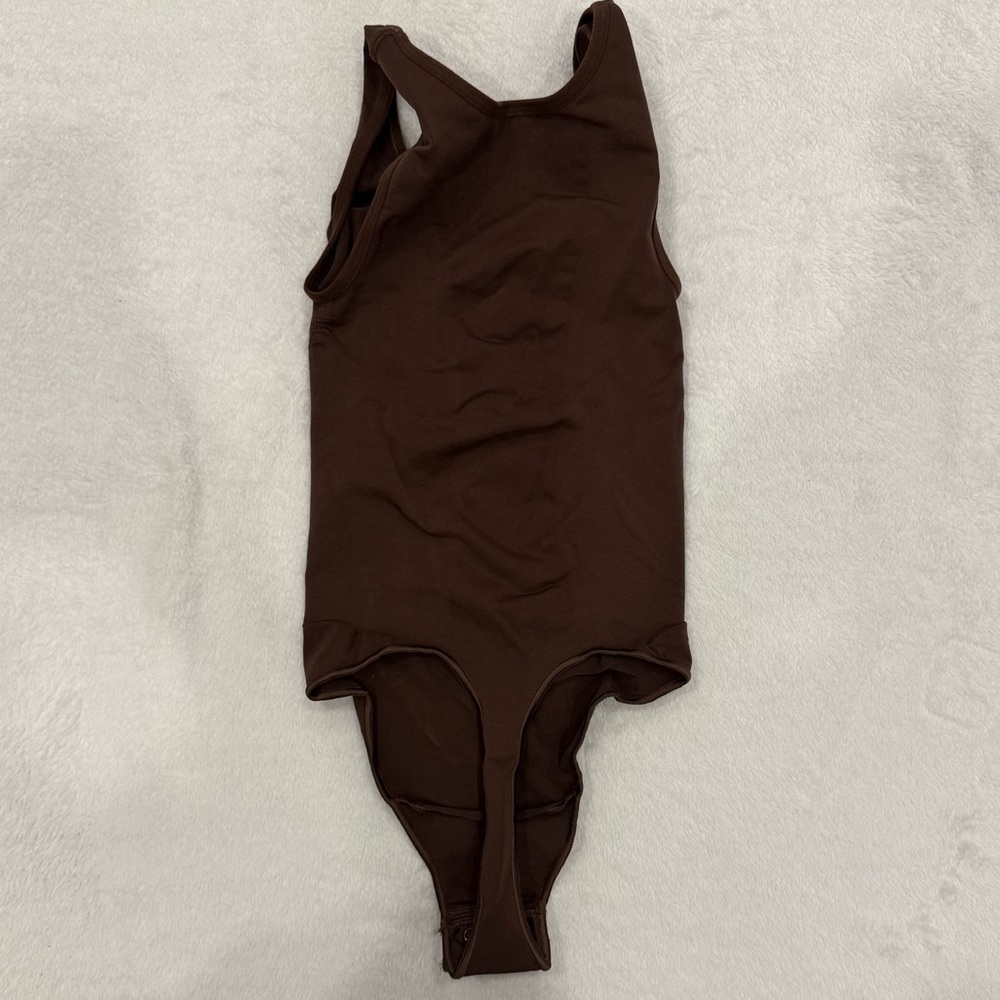 NWOT Skims Seamless Sculpt Scoop Neck Cocoa Thong Bodysuit - Medium - Picture 2 of 3